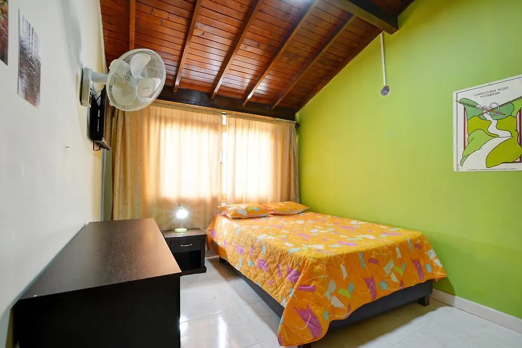 Casa Grande Para Grupos Siete Habitaciones Big House 7 Bedrooms Medellín 0*,  Kolumbien