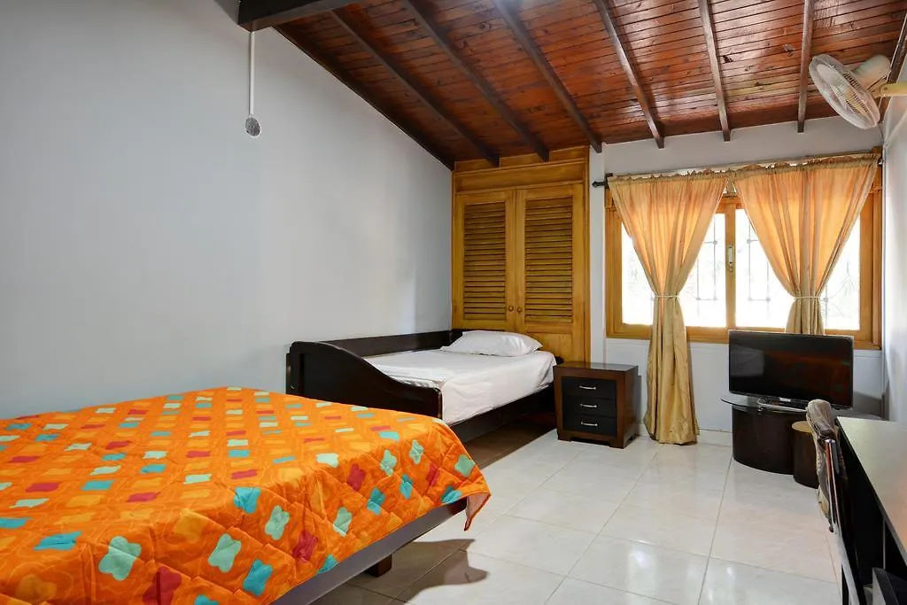 Casa Grande Para Grupos Siete Habitaciones Big House 7 Bedrooms Medellín